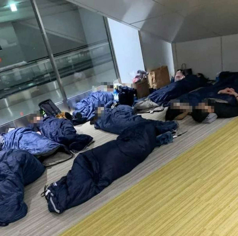 PTT網友紛紛貼出旅客席地而睡的畫面，只見滿地睡袋，相當狼狽。   
