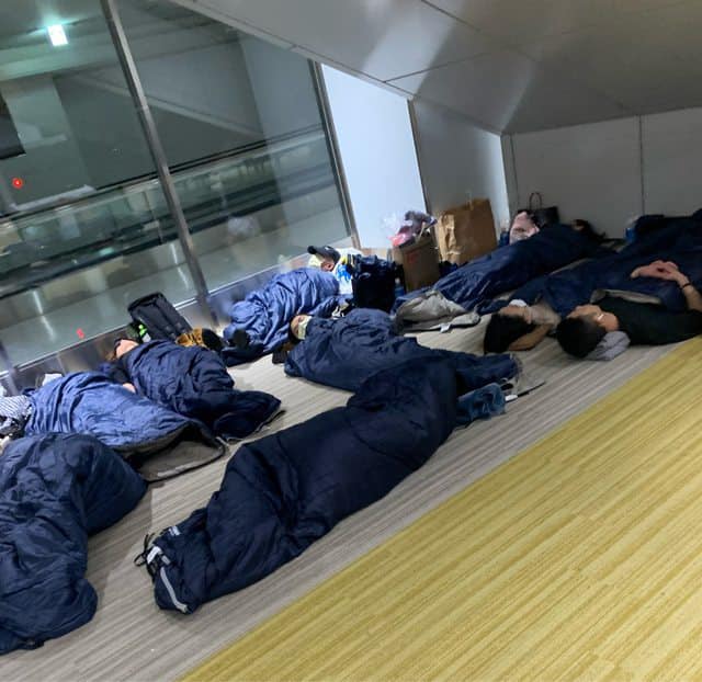 星宇航空大誤點，民眾挨餓，慘淪睡袋航空。   圖:王浩宇臉書
