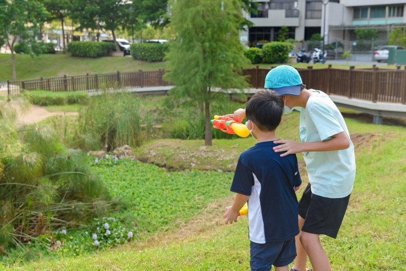 宗北公園為滯洪池公園，規劃時考量安全與景觀性，將原有的濕式滯洪池改善為生態觀察池，達到寓教於樂的效果。   圖：新北市農業局景觀處提供