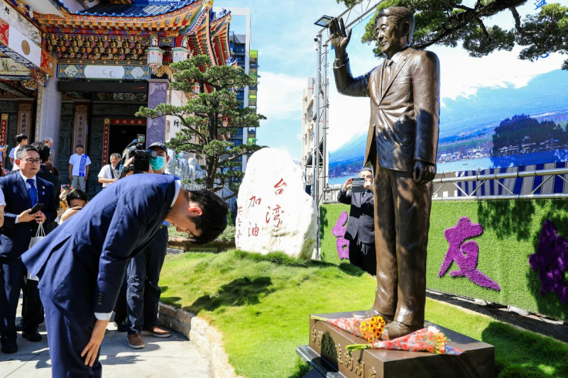 鈴木憲和率訪團向安倍銅像鞠躬獻花。   圖：高雄市行政暨國際處/提供