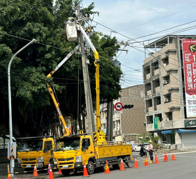 雷雨造成湖內停電，台電全力搶修。   圖：台電高雄區處提供