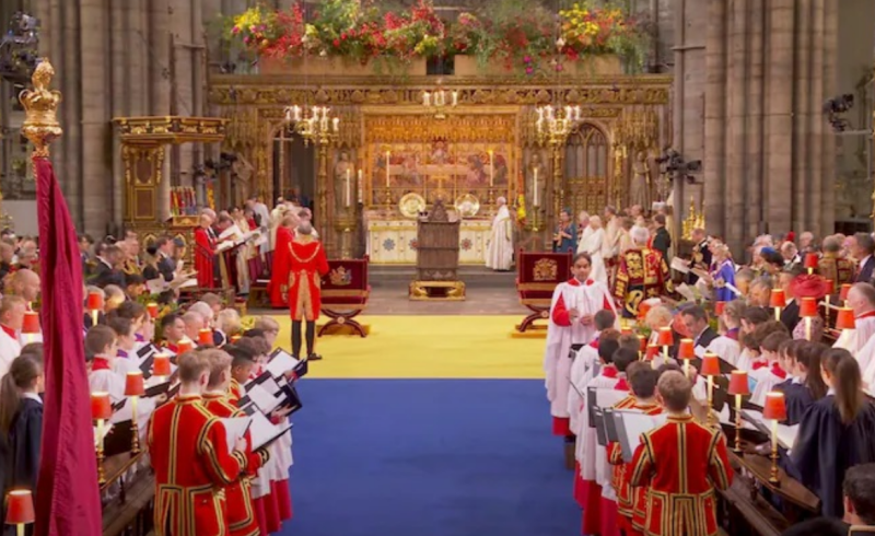 英國國王查理三世加冕典禮在地西敏寺大教堂，地毯的配色完美符合了烏克蘭國旗的配色。   圖: 翻攝自推特 @TheDaBe1981
