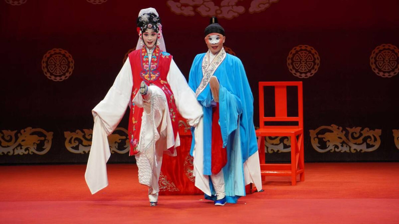 國光劇團主演林庭瑜（左）在活捉劇中表演了高難度的「硬蹻」功夫。   圖：新北市社會局提供
