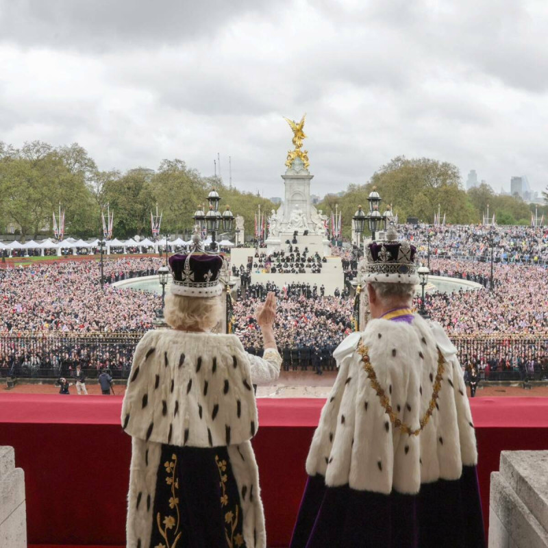 英國王查爾斯三世（右）與卡蜜拉的加冕典禮，6日在西敏寺盛大舉行。   圖：翻攝自The Royal Family臉書