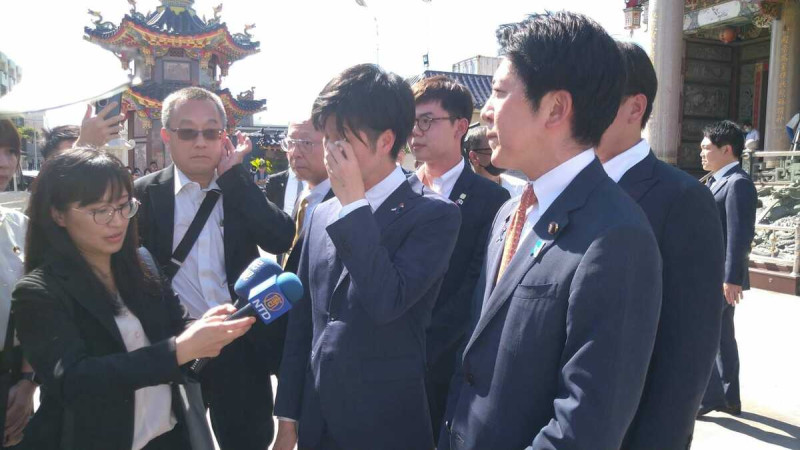 日本參議員佐藤啟因前首相安倍晉三在為他輔選站台時遇刺，他在高雄安倍銅像前情緒激動到一時無法言語。   圖：張吉雄提供