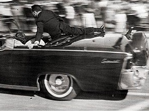 美國第 35 任總統約翰·甘迺迪遇刺案發生於 1963 年 11 月 22 日，在德州街上遊行時遭槍手李·哈威·奧斯維德刺殺。   圖 : 翻攝自維基百科