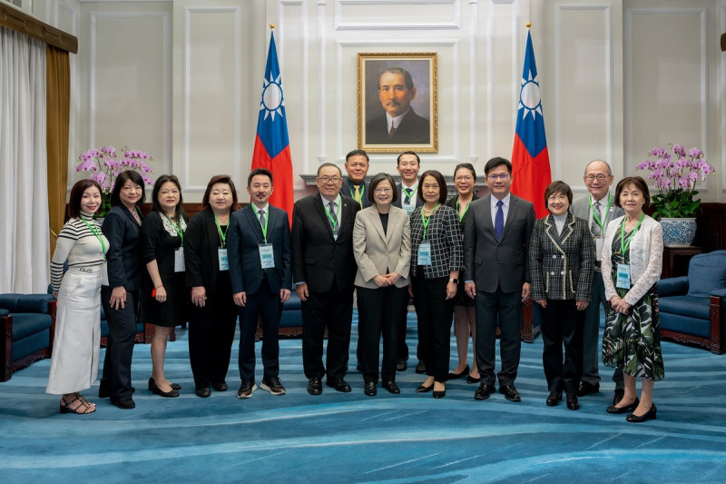 總統蔡英文8日上午接見「北美洲台灣商會聯合總會回國訪問團」   圖：總統府提供
