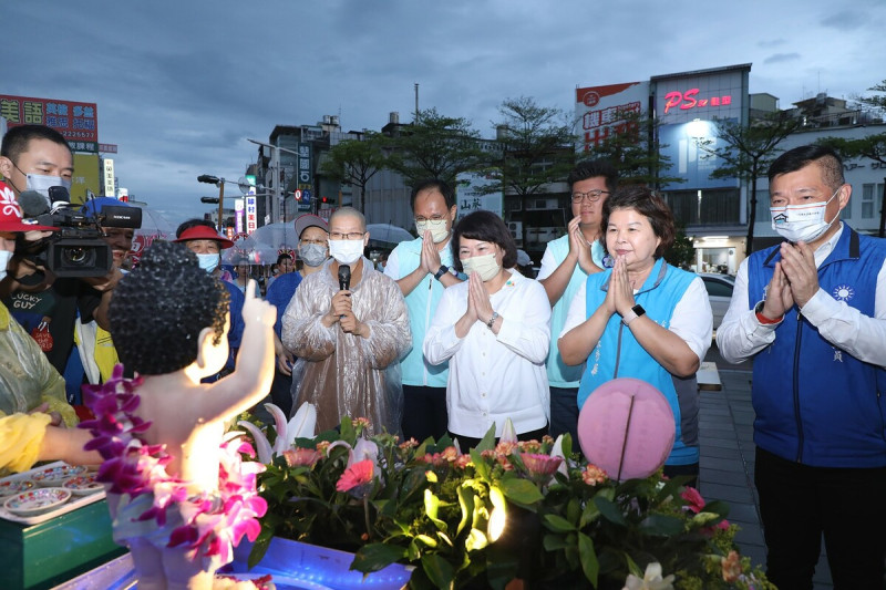 嘉義市長黃敏惠參加佛誕節「力阿卡雲水浴佛車踩街嘉年華」活動，表態參選立委的陳家平（右起）、張秀華、田長沛也出席。   圖：嘉義市政府/提供