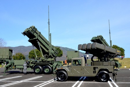 日本政府確認在宮古、石垣、與那國3地部署愛國者3型飛彈(圖左)，以應對北韓遠程彈道導彈發射。右側為Type 11式短程地對空防空飛彈。   圖：翻攝mod.go.jp(資料照片)