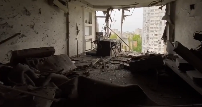 俄羅斯 7 日晚間用無人機空襲烏克蘭基輔，造成部分建築物損毀。   圖：擷自推特@StratcomCentre · 55m