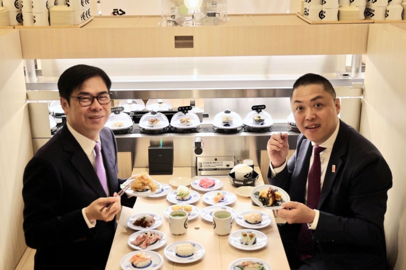 西川健太郎(右)開幕式前陪陳其邁用餐。   圖：高雄市政府/提供