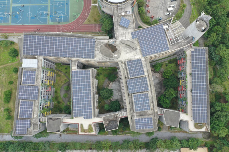 新北市以107-111年為期計算，新北市太陽光電裝置容量成長率達539.87%，亦為六都之冠。   圖：新北市經發局提供