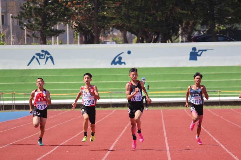 文德國小陳予澤（右2），賽事第一天即在個人200公尺項目中勇奪冠軍、第二天再度於100M狂飆速度，表現非凡，展獲第二名佳績。   圖：新北市教育局提供