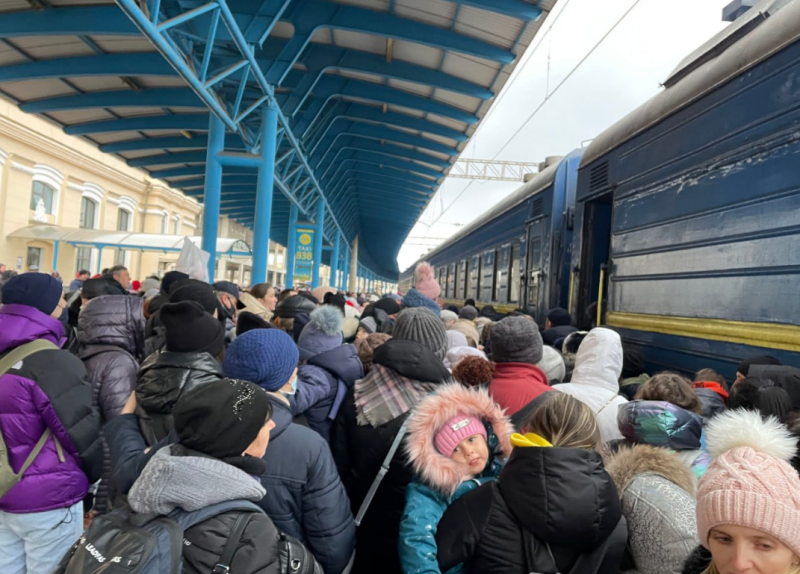 俄羅斯宣布扎波羅熱地區的 18 個佔領定居點部分撤離。圖為扎波羅熱居民搭火車撤離。   圖：翻攝推特@KrzysztofJano15