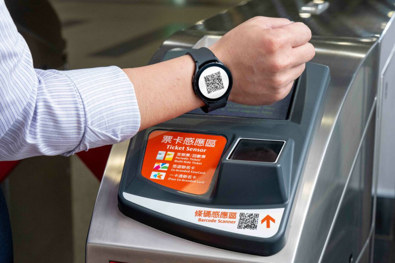 台灣高鐵T-EX行動購票App，用智慧型手錶就可感應條碼進站搭高鐵。   圖：台灣高鐵公司／提供