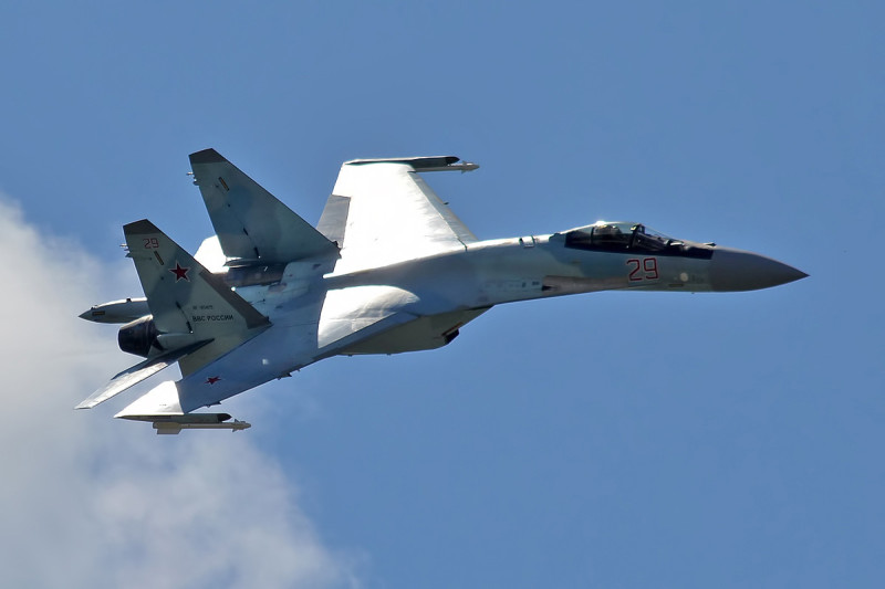 俄羅斯飛行員操控的 Su-35 戰鬥機，對波蘭飛機進行危險逼機行為。   圖：翻攝自維基百科