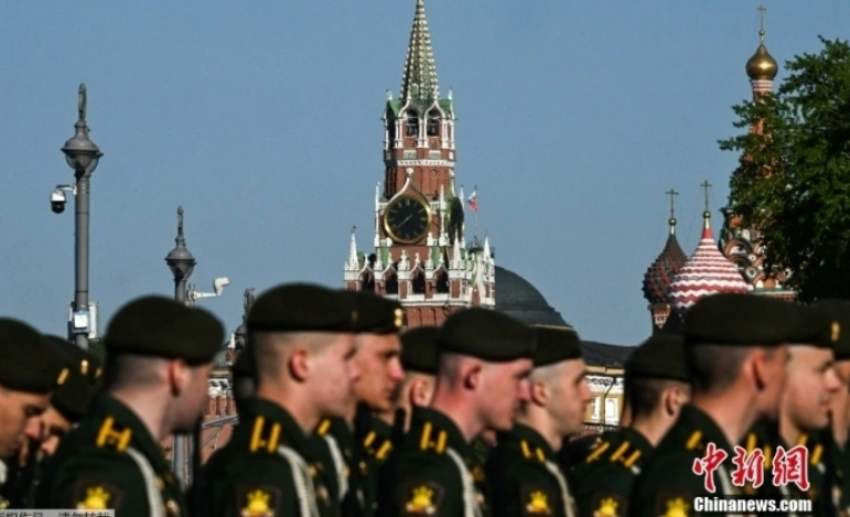 俄羅斯總統普丁今天將會親自出席閱兵儀式致詞。圖為7日的閱兵排演。   圖: 翻攝自中國《中新網》