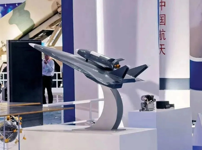 在 2021 年的珠海航展上，中國航太科工集團還展出了「騰雲」太空運輸系統模型。   圖 : 翻攝自疏密院十號