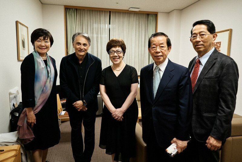 由左至右。安倍昭惠夫人、NSO總監馬寇爾、李安妮、謝長廷大使、高志尚。   圖：台灣國家交響樂團/提供