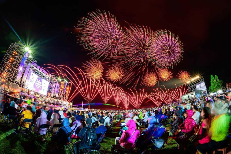澎湖花火節是知名活動，吸引各國遊客到訪。   圖：取自澎湖國際海上花火節臉書