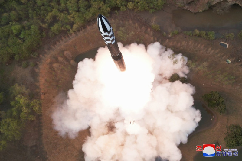 傳北韓12日再射遠程彈道導彈。圖為4月13日「首次」試射新型「固體推進劑」洲際導彈「火星-18」(Hwasong-18)。   圖：翻攝朝中社(資料畫面)