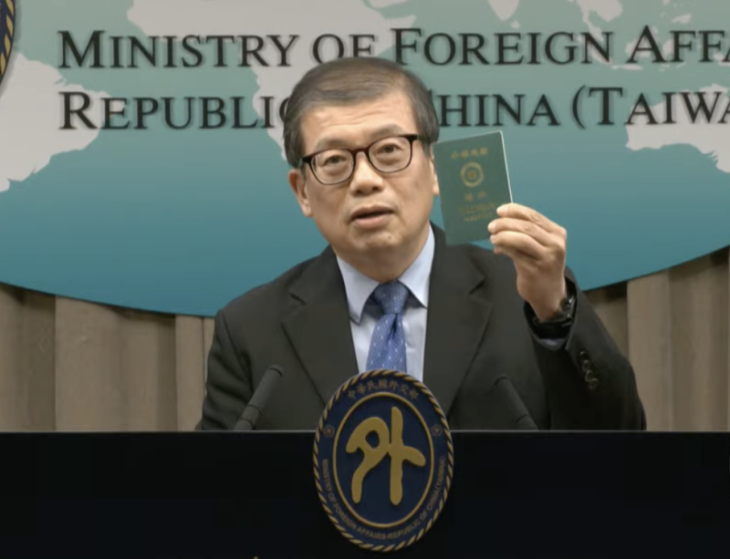領事事務局副局長陳尚友說明新版MRP護照將自5/16起發行。   圖：林昀真/翻攝