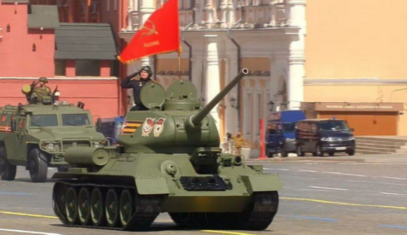 俄製 T-34 型戰車在二次大戰的蘇聯衛國戰爭中立下不世之功，今天也出現在紅場上。   圖: 翻攝自推特 @theinformantofc