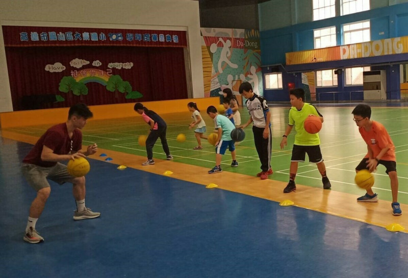 郭杰昇(左)認真教小朋友運球動作。   圖：孫家銘翻攝
