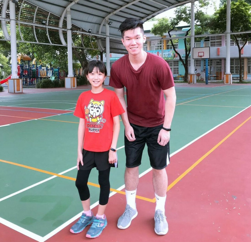 小朋友開心打球就是郭杰昇(右）最高興的事。   圖：孫家銘翻攝