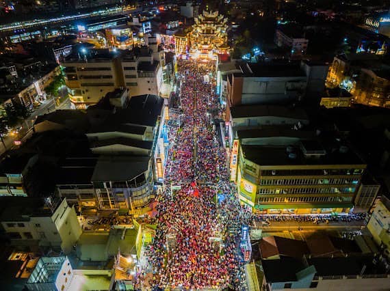 郭台銘9日到屏東舉辦造勢活動，主辦單位喊現場超過1萬8000人。   圖：翻攝郭台銘臉書