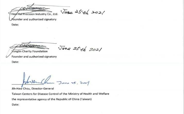 周志浩拿出與BNT簽約的簽署書   圖:疾管署