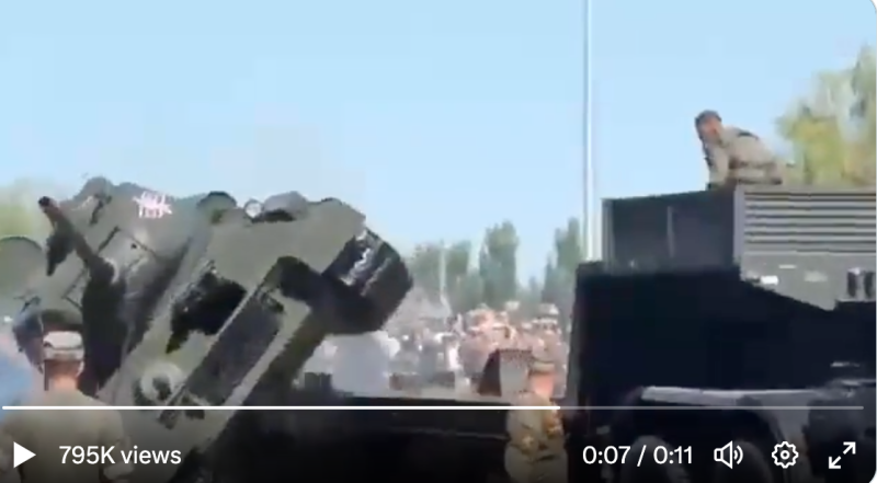 莫斯科紅場閱兵後，一輛 T-34 坦克不慎翻倒。   圖：翻攝自@DarthPutinKGB推特
