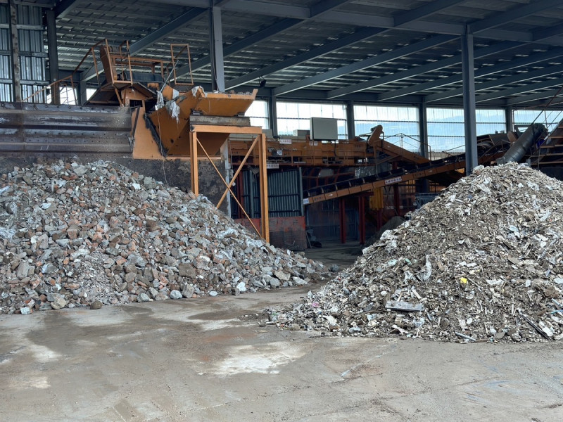 新北營建事業廢棄物去化無虞，環保局及工務局針對營建工程採「前、中、後」三段嚴格管制，並有45家合法簡易分類場，每年可處理150萬公噸營建裝修廢棄物。   圖：新北市環保局/提供