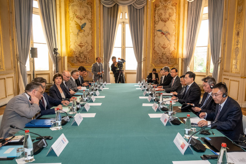 中國外交部長秦剛出訪法國，10日在巴黎會見法國外長柯隆納。   圖：翻攝柯隆納臉書