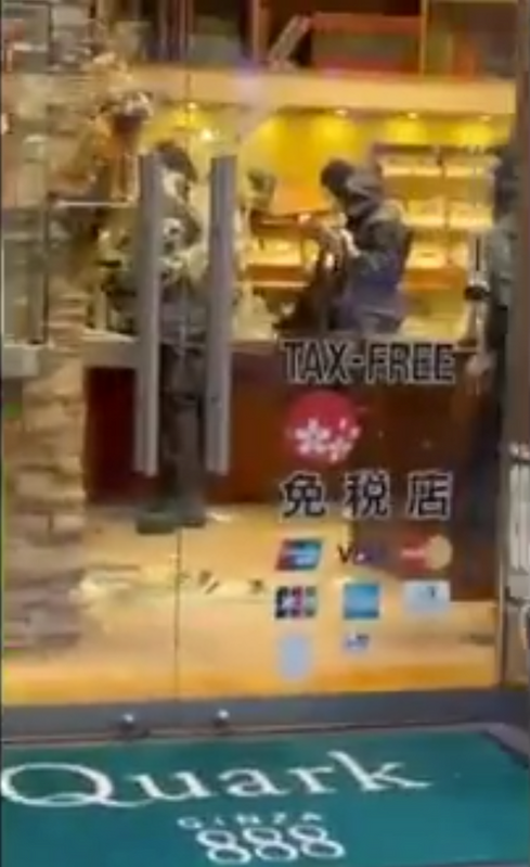 東京銀座近期發生一起奢侈品店的搶劫案件， 3 名蒙面男子在 8 日持刀闖入勞力士專賣店，搶劫了多枚高價腕表。   圖：翻攝自NHK推特