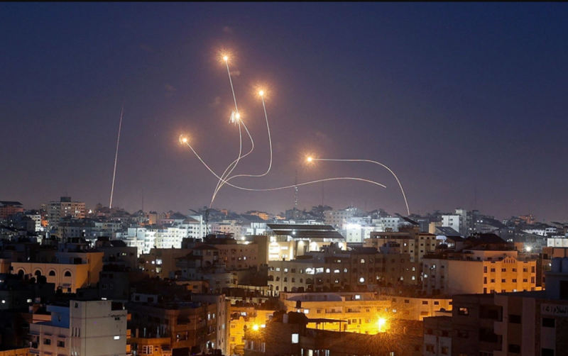 以色列鐵穹防御系統，攔截從加沙城發射的火箭彈。   圖：翻攝自視覺中國