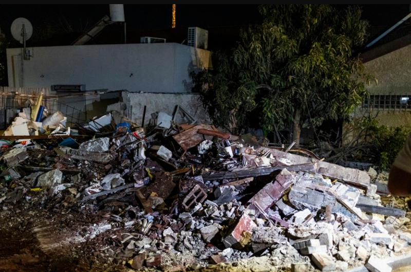 以色列阿什克隆，一棟被火箭彈破壞的房屋。   圖：翻攝自視覺中國