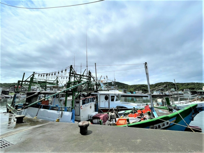 曳繩釣漁船船舷有2隻大長竹竿，拖釣著魚鉤，釣兇猛的馬加剪。   圖：新北市漁業處提供