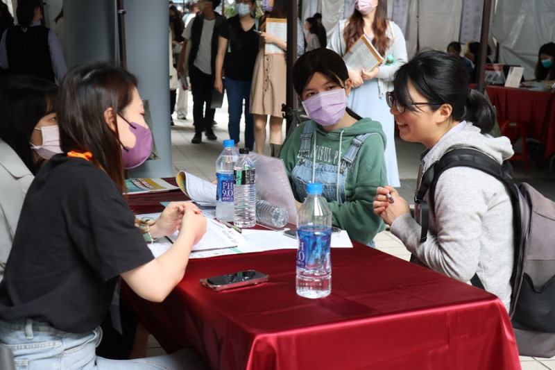 廠商與學生面談。   圖：新北市就服處提供