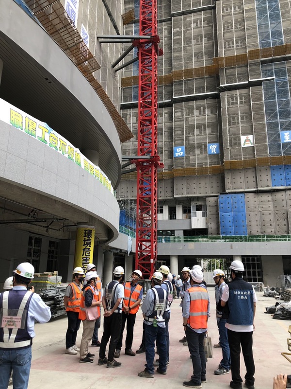 新北市政府為維護市民安全，今日針對中和區安邦社宅工地主動舉辦聯合稽查，加強工地固定式起重機之使用管理及工地安全防護措施檢查外，同時也針對工地移工管理及安全設施加強查察。   圖：新北市工務局提供