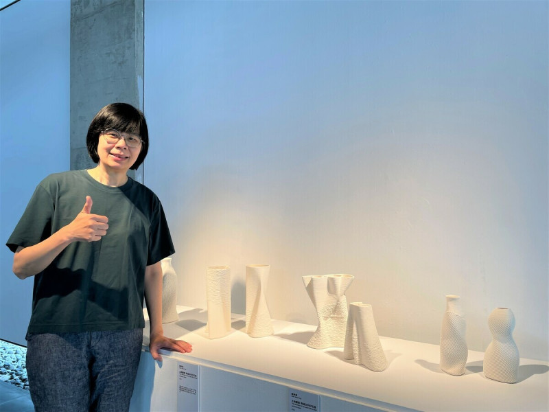 陳妙鳳運用瓷土創作《陶瓷3D列印花器》系列作品。   圖：鶯歌陶瓷博物館提供