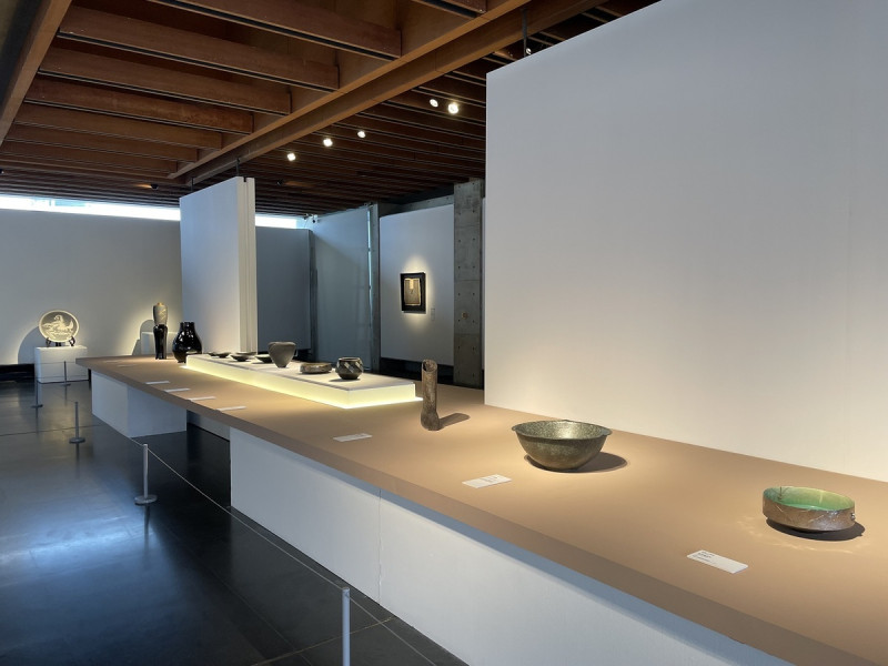 新北市立鶯歌陶瓷博物館即日起至9月3日止，於3樓特展室推出年度展覽「黑華白光—器用之美」。   圖：鶯歌陶瓷博物館提供