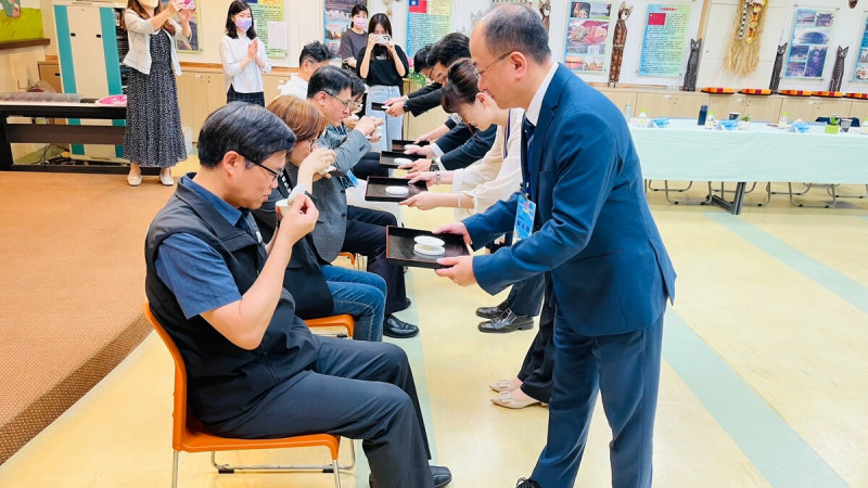 新北市候用校長學習古禮，以奉春雨茶、獻束脩禮的方式，感謝前輩校長對後進學子無私地提攜和傳承。   圖：新北市教育局提供