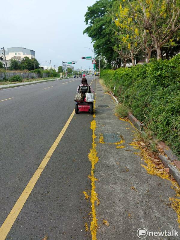 大橋國中周遭的東橋一路和東橋三路均未設置人行道，讓學生和民眾在車輛間穿梭時飽受風險，輪椅族更是處境艱困，有必要盡速設置人行道。   圖：黃博郎／攝