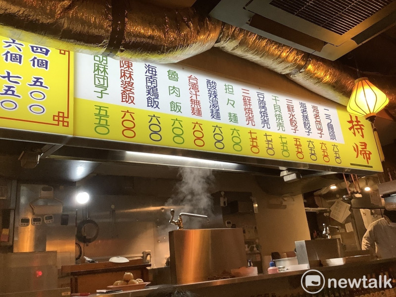 這家店自稱台灣菜，又名為大排檔，都是中國人在做低水準餐點，賣剩餐點加熱也端出來，讓人生氣盜用台灣名號。 圖：劉黎兒攝