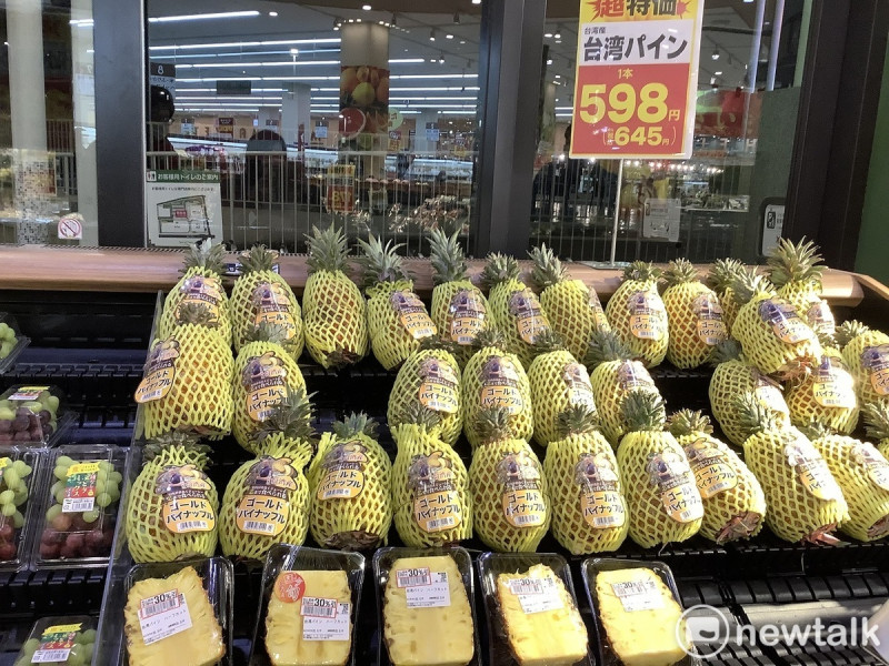 台灣鳳梨在日本售價高。   圖：劉黎兒攝