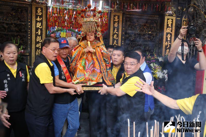 ▲昨(12)日郭台銘出席板橋慈惠宮媽祖遶境儀式，與廟方共同扶持媽祖鑾駕。   （圖 ／記者吳嘉億攝，2023.05.12）