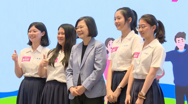 蔡英文今（13）日下午出席「2023今周刊第八屆總統與高中生面對面論壇」，以「我們的世代，台灣的未來」為題，與學子們進行經驗分享與交流。   圖：總統府提供