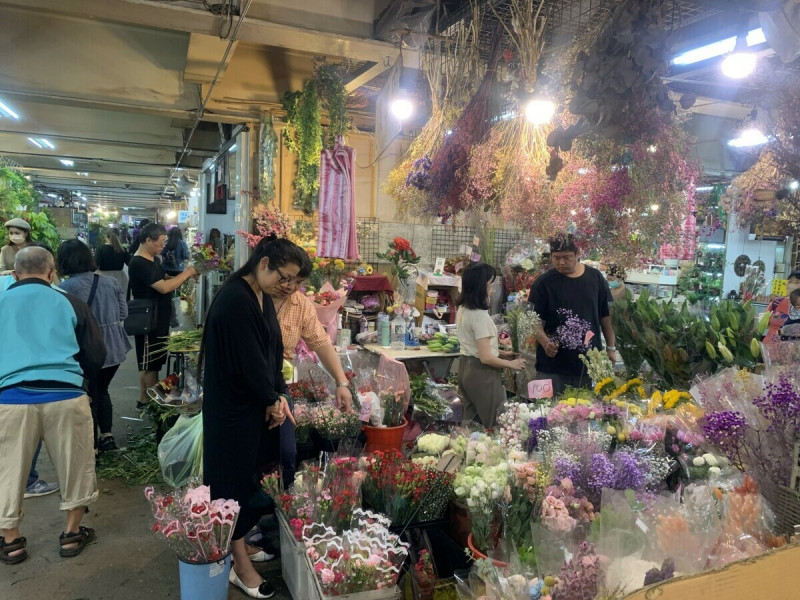 歡迎民眾到花市選購母親節花束。   圖：板橋區公所提供