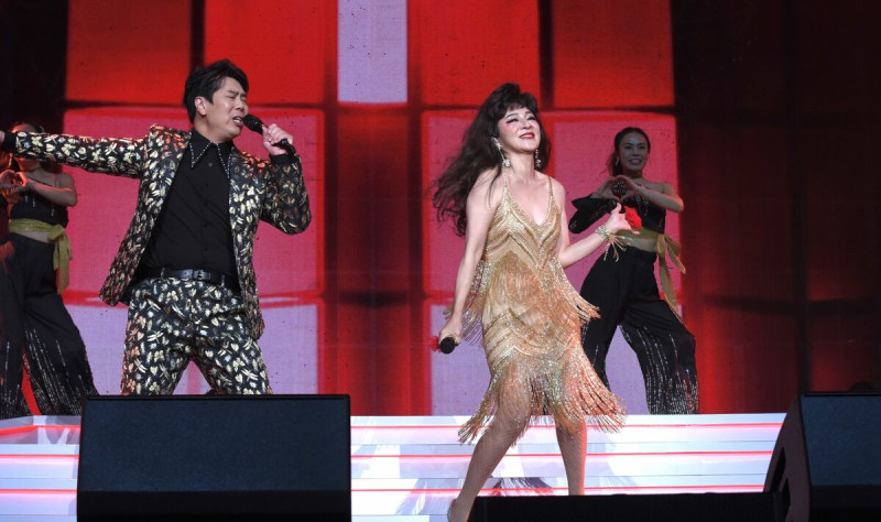 主持人邵大倫(左)和王彩樺載歌載舞。   圖：高雄流行音樂中心/提供
